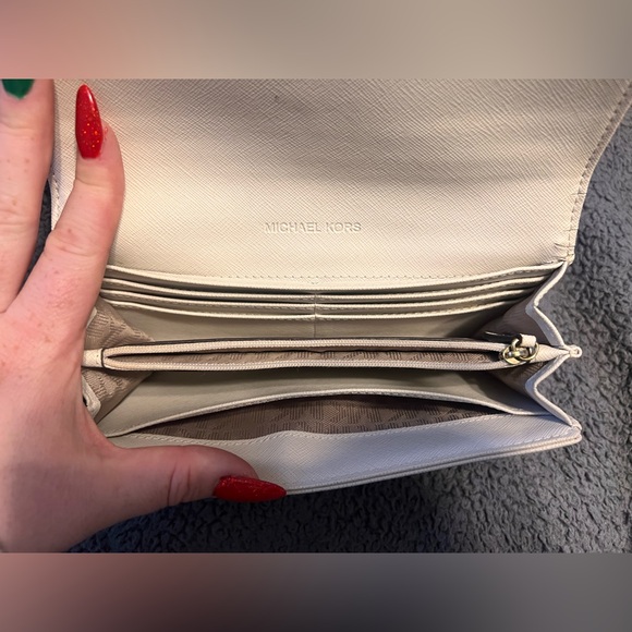 Michael Kors cream / white wallet - Picture 3 of 4